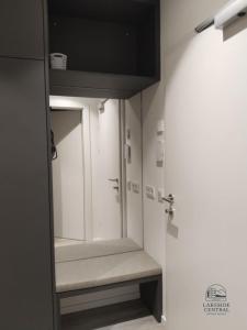 Et badeværelse på Lakeside Central Apartment Wörthersee + 12 billeder