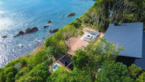 een luchtzicht op een huis naast de oceaan bij UMIBE Terrace in Shima