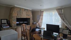 een eetkamer met een tafel met twee computers erop bij Nyati in Cape Town