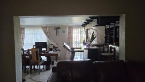 een woonkamer met een bank en een eetkamer bij Nyati in Cape Town