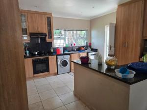 een keuken met een koelkast en een vaatwasser bij Nyati in Cape Town