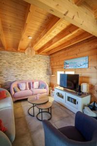 Posezení v ubytování Évasion jurassienne, séjour cosy bois