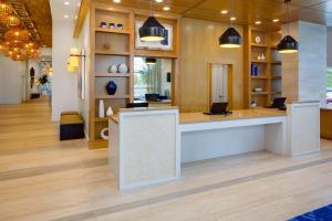 un hall d'entrée avec un comptoir avec deux ordinateurs portables dessus dans l'établissement Hyatt House across from Universal Orlando Resort, à Orlando 50 autres photos