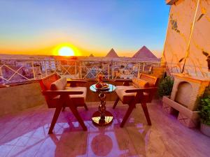 een balkon met uitzicht op de piramides bij zonsondergang bij Zoom Pyramids View inn in Caïro +101 foto's