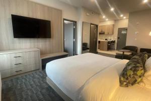 a hotel room with a bed and a television at La Quinta Inn & Suites by Wyndham Kelowna BC in Kelowna