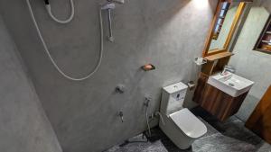 ein Badezimmer mit Dusche, Toilette und Waschbecken in der Unterkunft Bright house in Tangalle + 18 Fotos