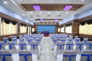 um salão de banquetes com filas de cadeiras numa sala em Hotel Rock Fort View em Tiruchchirappalli