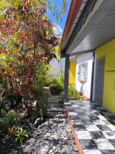 a walkway leading to the front door of a house at Location saisonnière Chez Paulette in Cilaos +2 photos