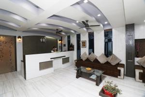 ein Wohnzimmer mit Sofa und Tisch in der Unterkunft Hotel O Paradise in Rāiwāla