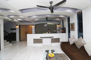 ein Wohnzimmer mit Deckenventilator und Theke in der Unterkunft Hotel O Paradise in Rāiwāla