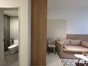 un soggiorno con divano e bagno di Golden Triangle Suites klcc By Majestic a Kuala Lumpur Altre 55 foto