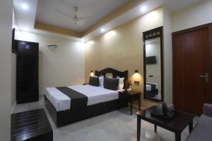 Postel nebo postele na pokoji v ubytování Hotel O M.C Residency