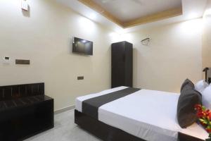 Postel nebo postele na pokoji v ubytování Hotel O M.C Residency