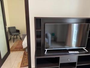 TV a/nebo společenská místnost v ubytování Lithaios River Appartment