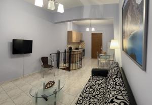 エピダウロス古代劇場にあるΤο Είδωλονのソファとテレビのあるリビングルーム