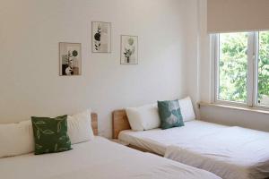a bedroom with two beds and a window at Chiri Homestay in Thôn Trường Giang