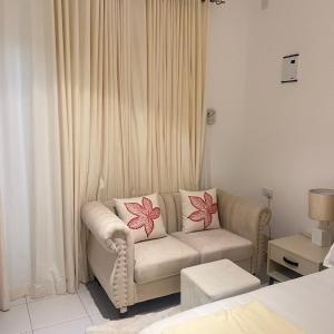 - un salon avec un canapé et deux oreillers dans l'établissement PONTOOn STUDIO, à Mombasa