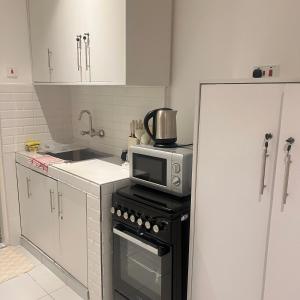 une cuisine avec un micro-ondes sur une cuisinière dans l'établissement PONTOOn STUDIO, à Mombasa