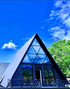 een groot mansardedak met een wit dak bij Gabala Garden & Mountain View Villa in Gabala