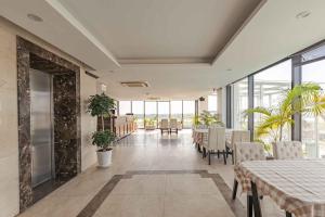 Restaurace v ubytování Aaron Riverview Hotel