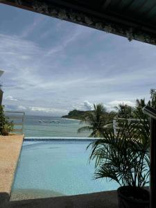 波尔多·格尼拉Playa Blanca Beach Resort的可以看到海景的游泳池 更多93张照片