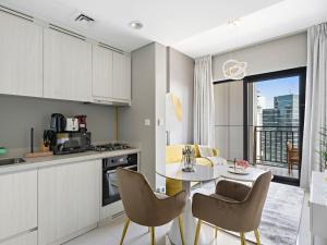 Kuchyň nebo kuchyňský kout v ubytování Premium 1 BDR in Zada Tower Business Bay 04