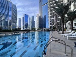 Bazén v ubytování Premium 1 BDR in Zada Tower Business Bay 04 nebo v jeho okolí