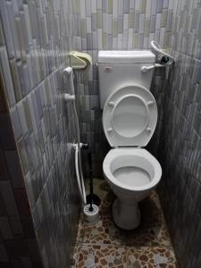 - une salle de bains avec toilettes dans une cabine dans l'établissement Haven's spot, à Mombasa 12 autres photos