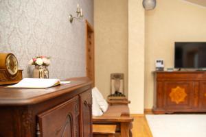 Μια τηλεόραση ή/και κέντρο ψυχαγωγίας στο Charming Rustic Retreat in Lahemaa National Park