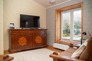 Μια τηλεόραση ή/και κέντρο ψυχαγωγίας στο Charming Rustic Retreat in Lahemaa National Park