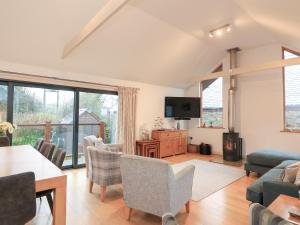 Et tv og/eller underholdning på Courtyard Cottage