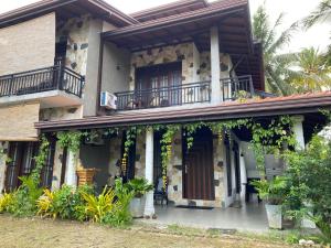 タンガラにあるVilla Marbella Blissのポーチとバルコニー付きの家