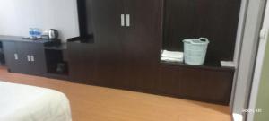 ein schwarzer Schrank mit einer Papierrolle darauf in der Unterkunft HN Hotel Bắc Ninh in Bắc Ninh