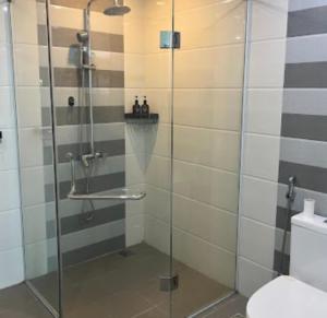 eine Glasdusche in einem Badezimmer mit Toilette in der Unterkunft HN Hotel Bắc Ninh in Bắc Ninh + 8 Fotos