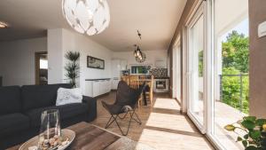 un salon avec un canapé et une table dans l'établissement Luxury Villa Mihaela beachfront by Villas Guide, à Jadranovo