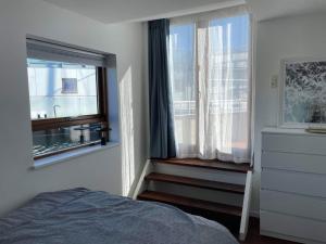 een slaapkamer met een bed en een raam bij 5-star houseboat of 125 m2 with its own bathing jetty in Nykøbing Sjælland