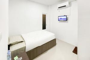 Postel nebo postele na pokoji v ubytování RedDoorz Syariah Medina House Aceh + 8 fotografií