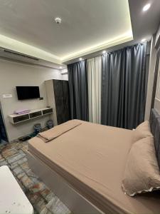 a bedroom with a large bed and a television at Deniz Konaklama in Gaziantep +16 photos