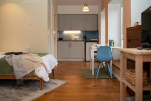 Una cocina con una cama, una mesa y una silla. en Charming Lahemaa national park Studio apartment for Nature Lovers, en Kolga