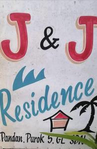 ein Schild für ein Restaurant mit dem Namen des Restaurants in der Unterkunft J and J Residence in General Luna