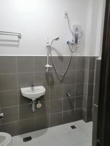 ein Badezimmer mit Dusche und Waschbecken in der Unterkunft J and J Residence in General Luna