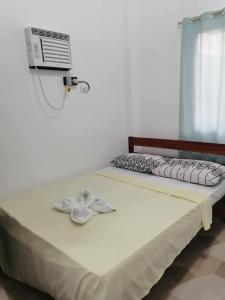 ein Krankenhausbett mit einem Stethoskopiker in der Unterkunft J and J Residence in General Luna