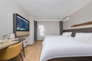 Ένα ή περισσότερα κρεβάτια σε δωμάτιο στο Jinjiang Inn Shenzhen Airport +111 φωτογραφίες