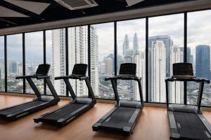 una palestra con vista sullo skyline della città di Golden Triangle Suites klcc By Majestic a Kuala Lumpur