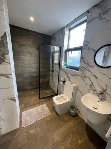 Et badeværelse på Kokrobite beach Residences and Spa