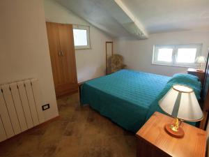 Giường trong phòng chung tại Spacious home surrounded by nature