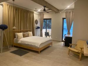 En eller flere senge i et værelse på Kokrobite beach Residences and Spa