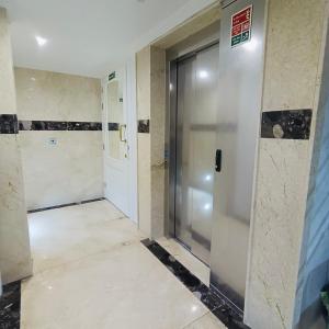 ビルキルカラにあるRosalina Residencesの建物内のエレベーターのある廊下