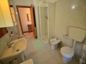 Phòng tắm tại Spacious home surrounded by nature