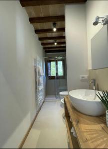une salle de bains avec un lavabo blanc et un miroir dans l'établissement L'Albero di Gamelì Apartments, à Chiusi 25 autres photos
